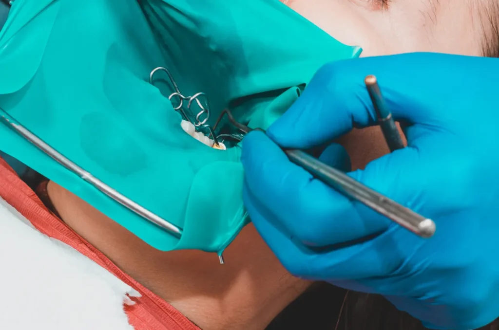 Dentista Realizando Restauracao De Dente Dentista Realizando Restauracao De Dente