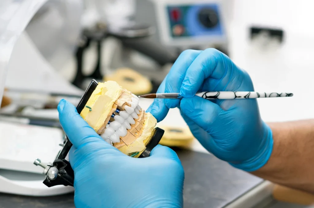 Dentista Desenvolvendo Uma Protese Dentaria