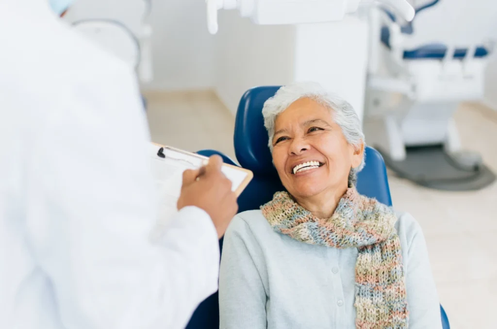 Paciente Sorrindo Apos Colocar Protese Overdenture Paciente Sorrindo Apos Colocar Protese Overdenture