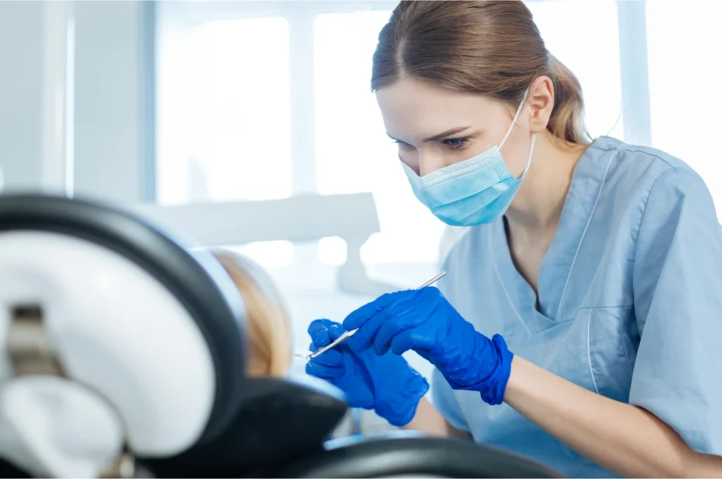 Dentista Atendendo Paciente